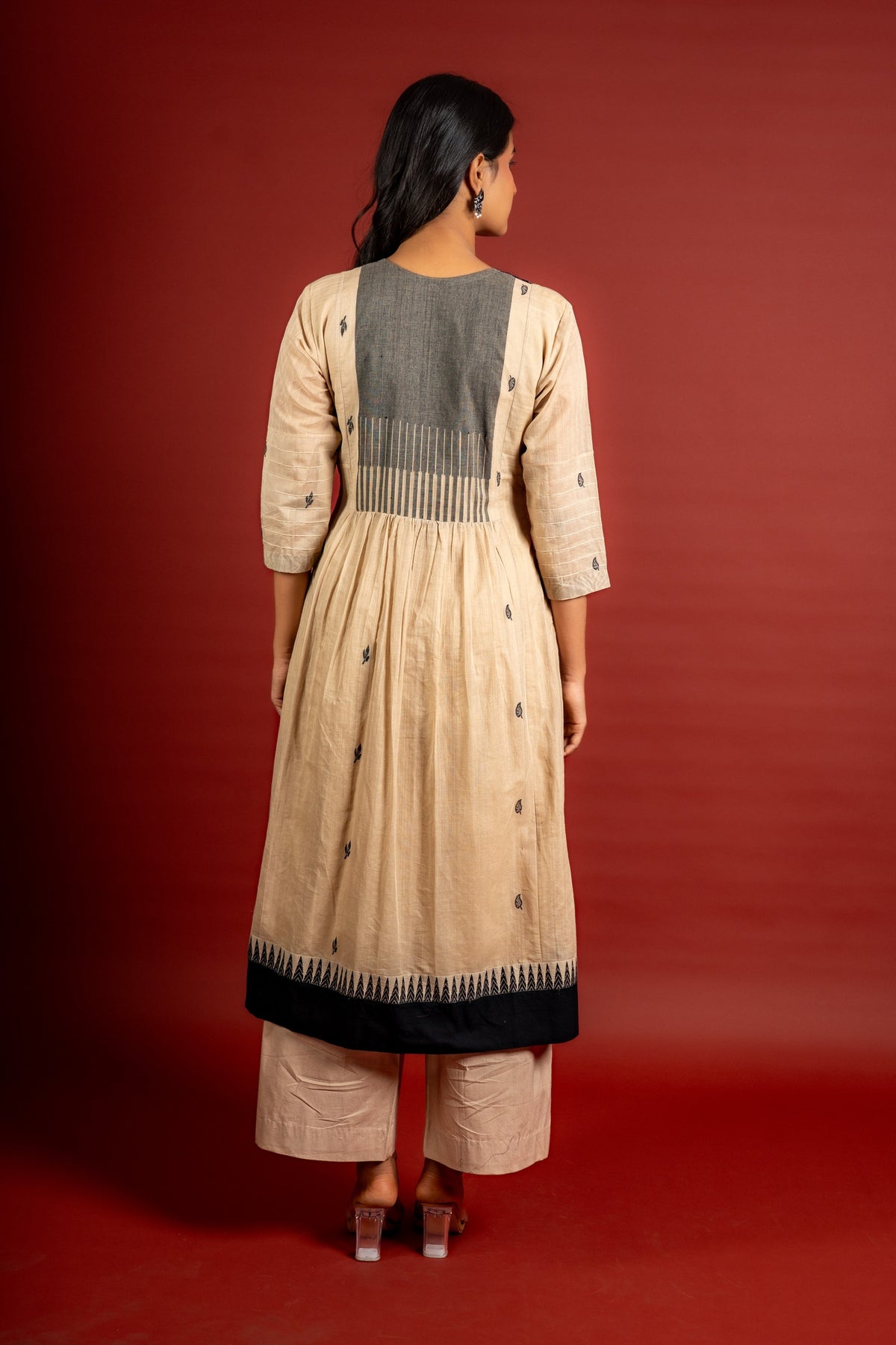 Beige shade with black thread butta in the centre, a temple border on the Daman, and thread with mirror detailing on the yoke, cotton pant