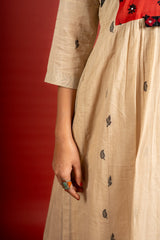 Beige shade with black thread butta in the centre, a temple border on the Daman, and thread with mirror detailing on the yoke, cotton pant