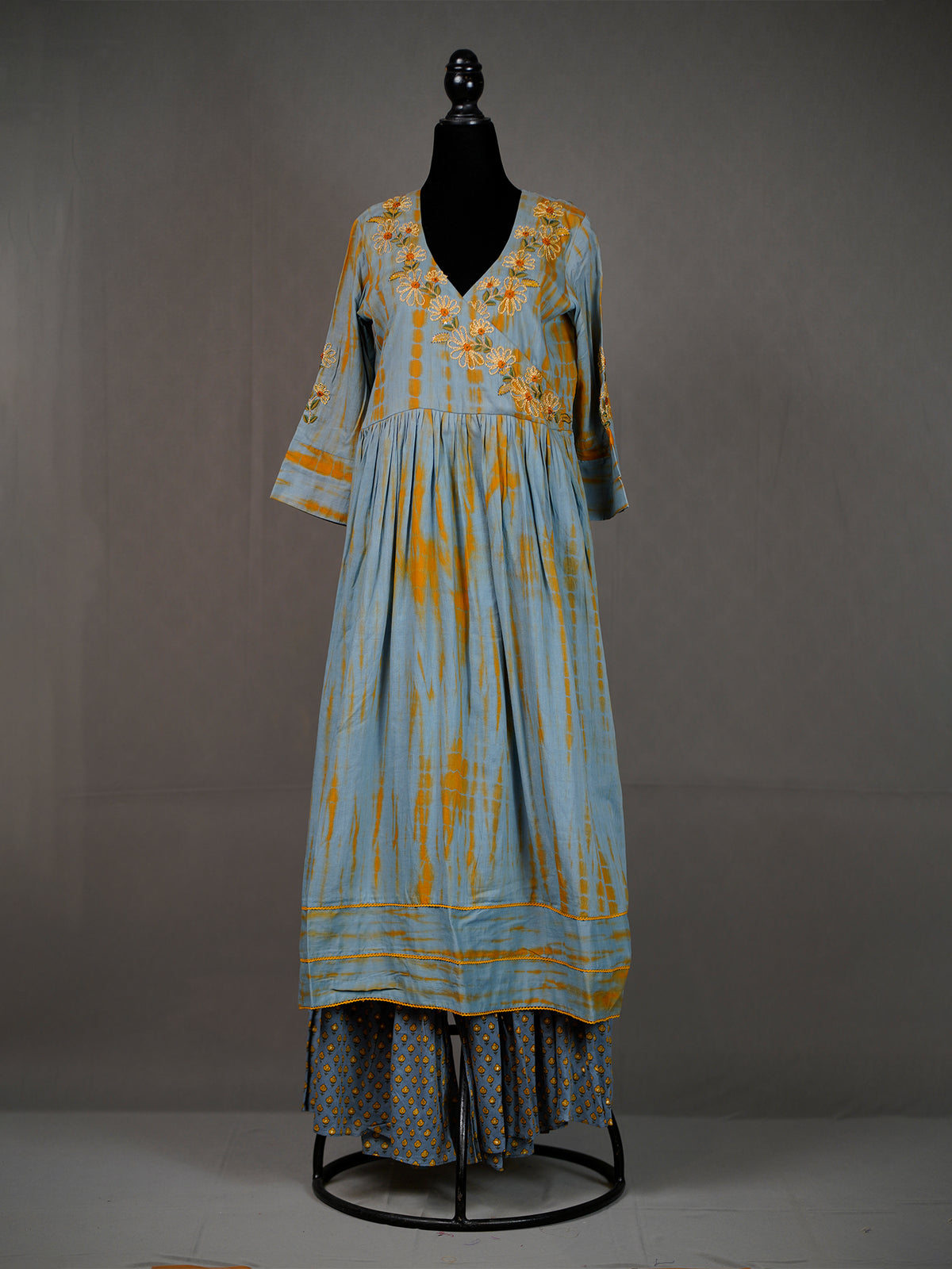 Grey Tie-and-Dye Kurti with Overlap Pattern, Thread Work and Pants