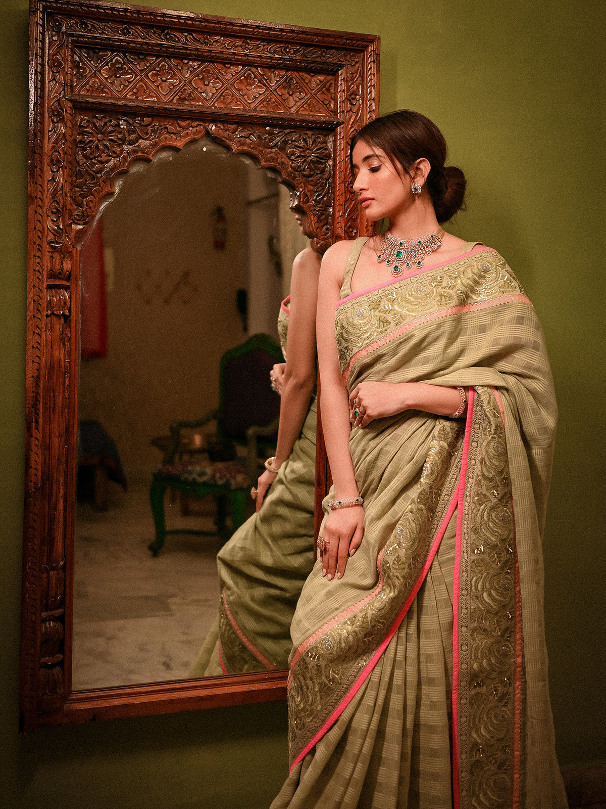 Look as Regal as a Queen in Handwoven Doria Silk Saree