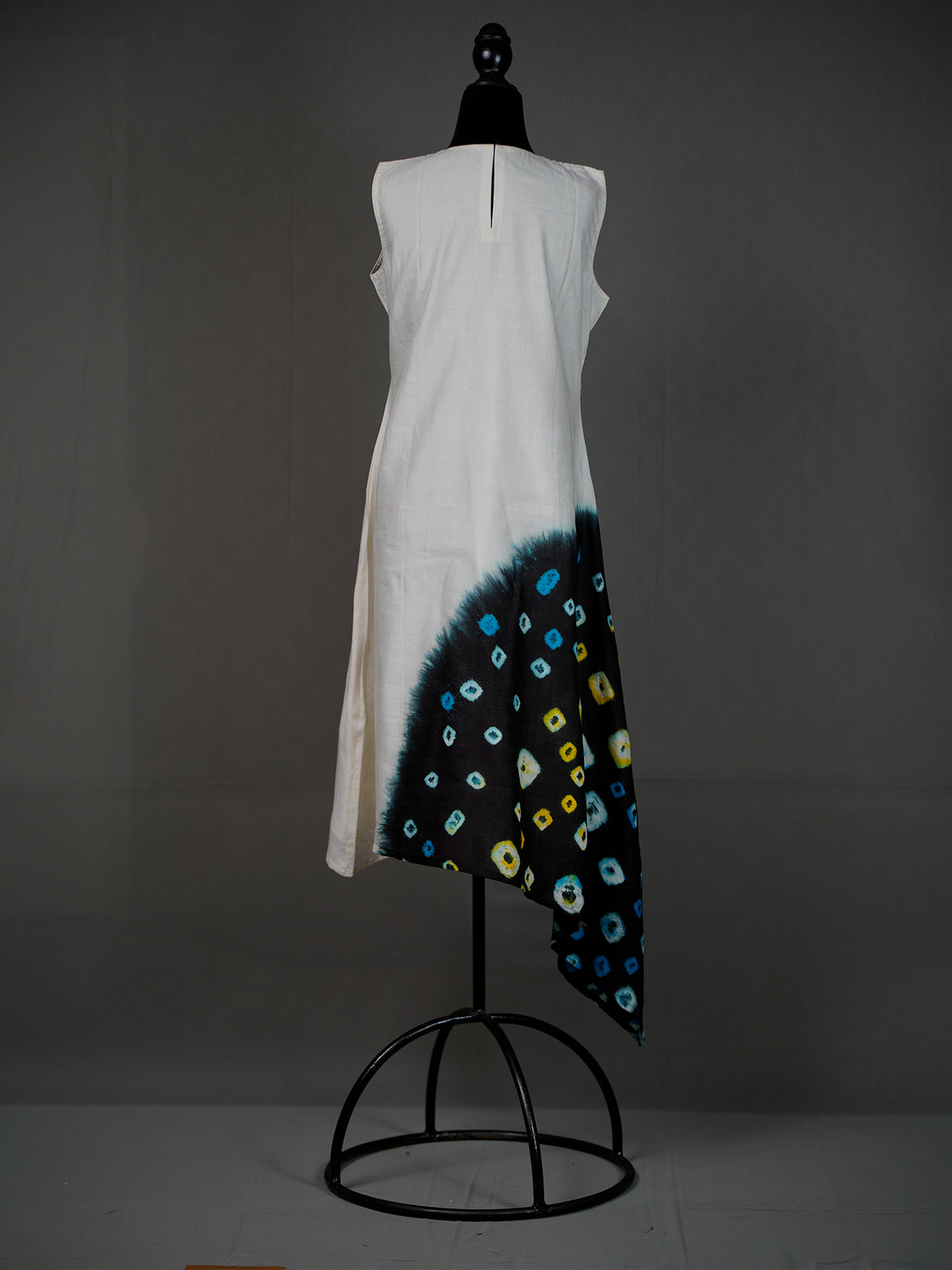 Off White Sleeveless Kurti With Tie-n-Dye Patch On Asymmetrical Hem